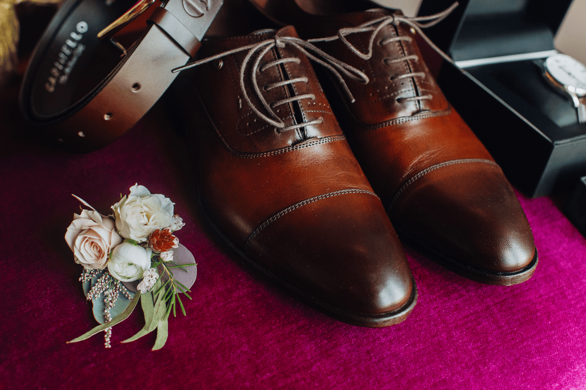 bridegroom-s-shoes-with-other-wedding-details